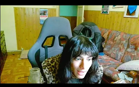 calliemaggotbone online show from December 2025 02:32:01 PM