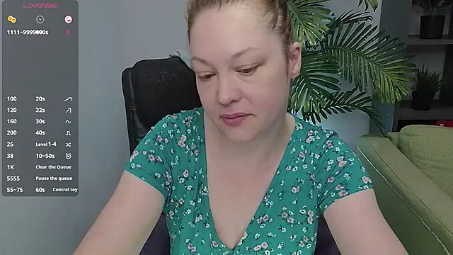 Snapshot of CutieGinger chatting on October 2025 03:22:01 PM CutieGinger online show from October 2025 03:22:01 PM