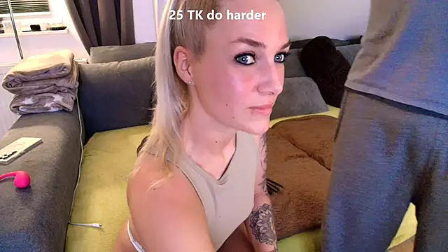 Snapshot of Sexy-Milla chatting on March 2025 07:01:02 PM Sexy-Milla online show from March 2025 07:01:02 PM