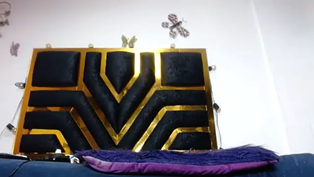 Helennahot online show from April 2026 12:01:01 PM