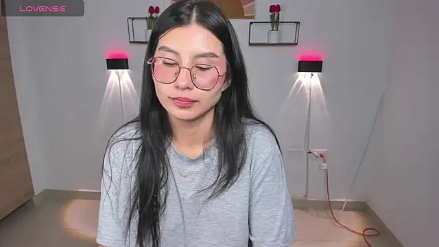 emily villamil online show from May 2026 09:18:01 PM