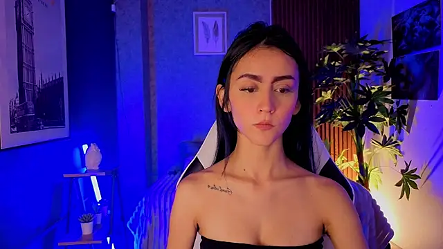 Coralinnee  online show from June 2026 02:22:02 AM