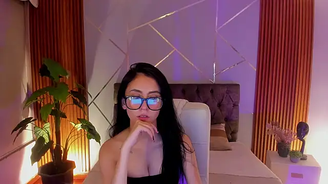 Coralinnee  online show from September 2025 03:46:01 AM