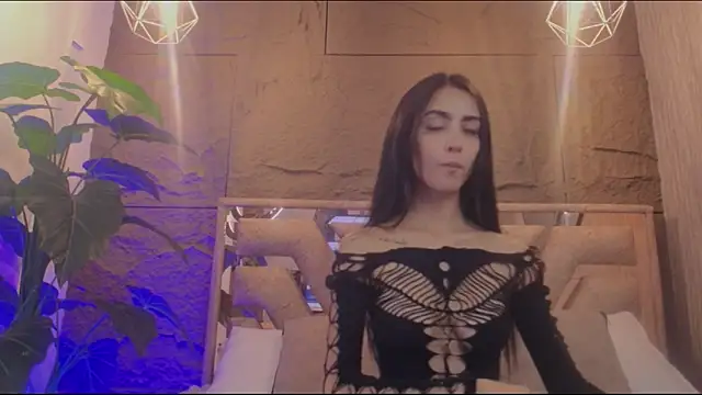 Coralinnee  online show from May 2026 04:42:01 AM