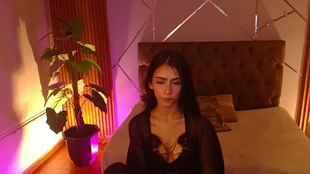 Coralinnee  online show from April 2026 05:03:01 AM