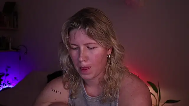 moonamii online show from October 2025 05:12:02 PM