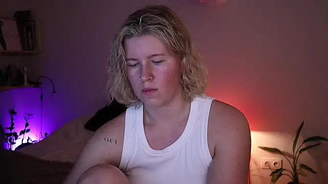 moonamii online show from December 2025 06:30:01 PM