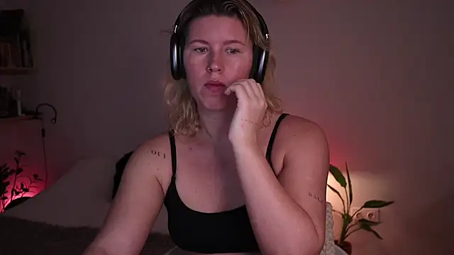 moonamii online show from October 2025 12:37:02 PM