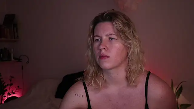 moonamii online show from November 2025 07:06:02 PM