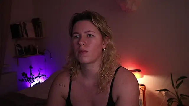 moonamii online show from December 2025 08:04:02 PM