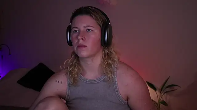 moonamii online show from December 2025 05:56:02 PM