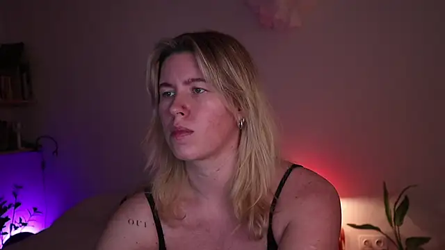 moonamii online show from November 2025 08:23:02 PM