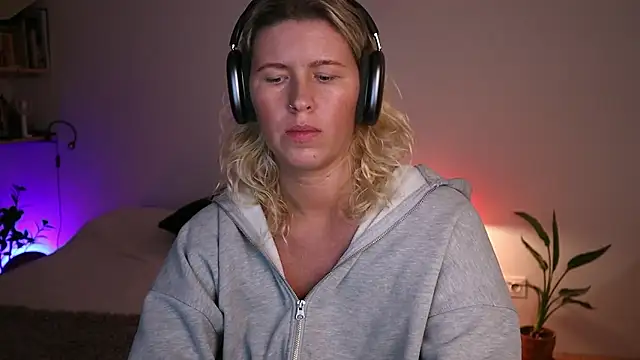 moonamii online show from October 2025 05:25:01 PM