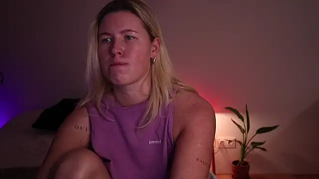 moonamii online show from October 2025 06:52:01 PM