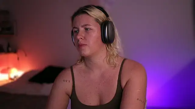 moonamii online show from February 2025 07:15:02 PM