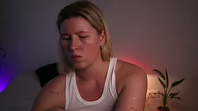 moonamii online show from October 2025 02:42:02 PM