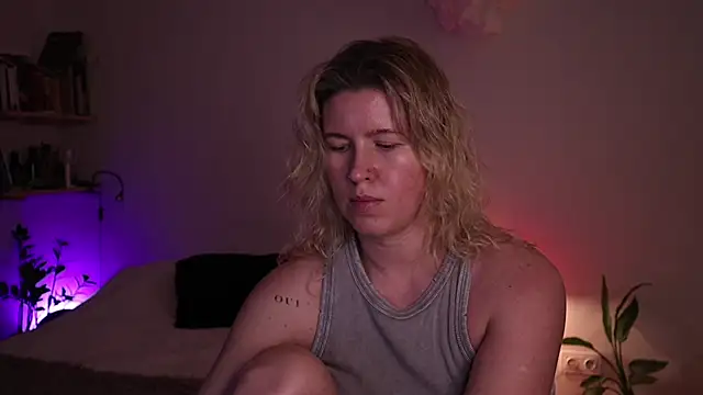 moonamii online show from November 2025 04:24:01 PM