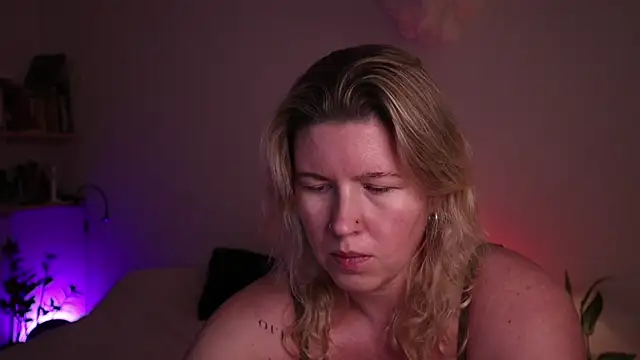 moonamii online show from November 2025 05:39:01 PM