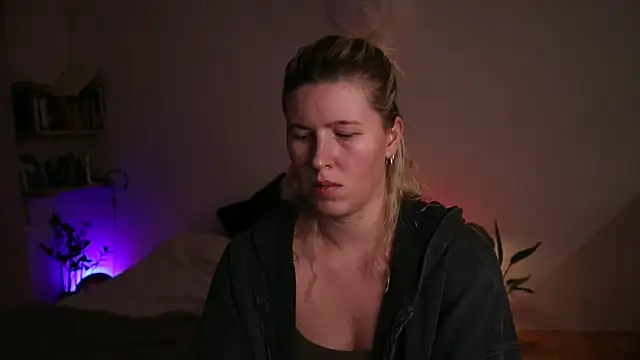 moonamii online show from September 2025 05:52:02 PM