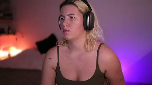 moonamii online show from February 2025 07:06:02 PM