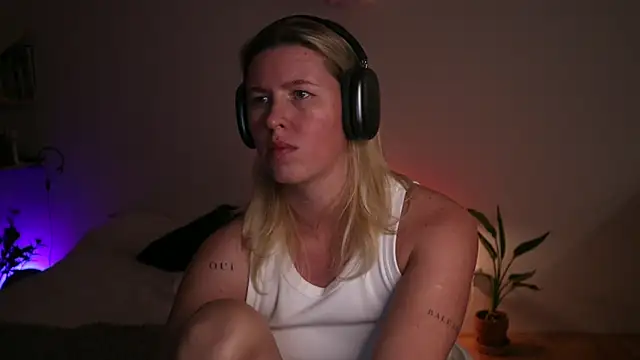 moonamii online show from September 2025 07:41:01 PM