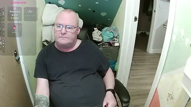 Snapshot of FriendlyDave chatting on March 2025 04:00:01 AM FriendlyDave online show from March 2025 04:00:01 AM