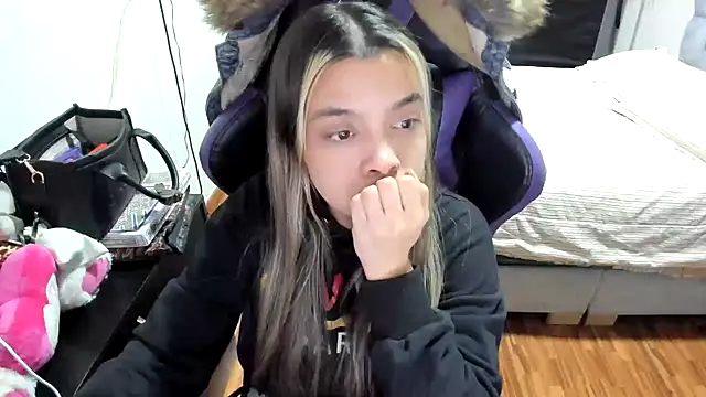 Snapshot of LuisaReyes_2911 chatting on September 2025 01:59:02 AM LuisaReyes 2911 online show from September 2025 01:59:02 AM