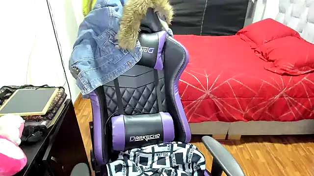 Snapshot of LuisaReyes_2911 chatting on November 2025 02:15:02 AM LuisaReyes 2911 online show from November 2025 02:15:02 AM