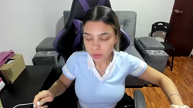 Snapshot of LuisaReyes_2911 chatting on January 2025 03:01:01 AM LuisaReyes 2911 online show from January 2025 03:01:01 AM