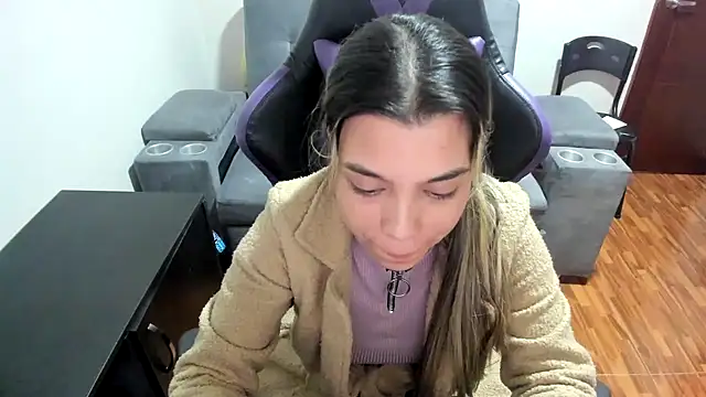 Snapshot of LuisaReyes_2911 chatting on March 2025 02:33:01 AM LuisaReyes 2911 online show from March 2025 02:33:01 AM