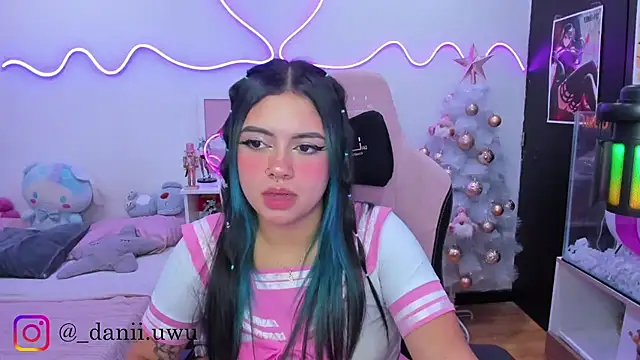 Snapshot of CuteDani_ chatting on November 2025 06:14:01 AM CuteDani online show from November 2025 06:14:01 AM