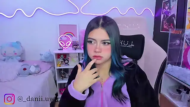 Snapshot of CuteDani_ chatting on November 2025 09:59:01 AM CuteDani online show from November 2025 09:59:01 AM