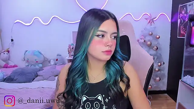 Snapshot of CuteDani_ chatting on November 2025 09:20:01 AM CuteDani online show from November 2025 09:20:01 AM