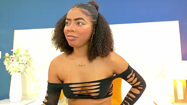 Snapshot of Tyra_Kane chatting on October 2025 04:02:01 AM Tyra Kane online show from October 2025 04:02:01 AM
