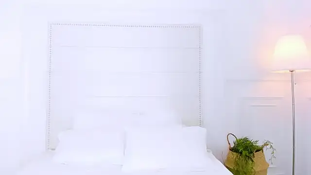 NaomiYuu online show from November 2025 02:01:03 AM