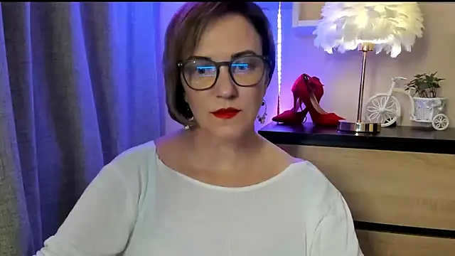 Snapshot of feliziaDesire chatting on October 2025 01:01:02 PM feliziaDesire online show from October 2025 01:01:02 PM