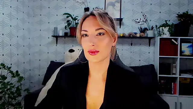 Snapshot of MillaXQueen chatting on November 2025 02:40:02 PM MillaXQueen online show from November 2025 02:40:02 PM