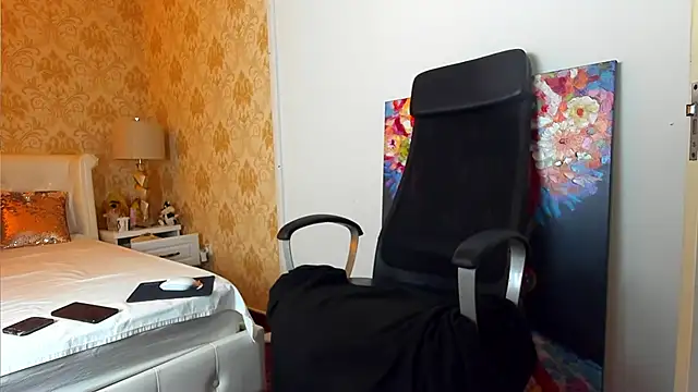 JuliaHunts online show from December 2025 06:05:01 AM