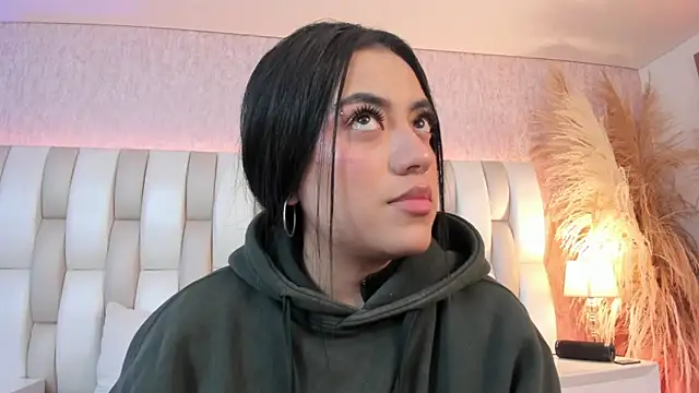 Snapshot of Rebeca_jones chatting on April 2026 12:10:02 PM Rebeca jones online show from April 2026 12:10:02 PM