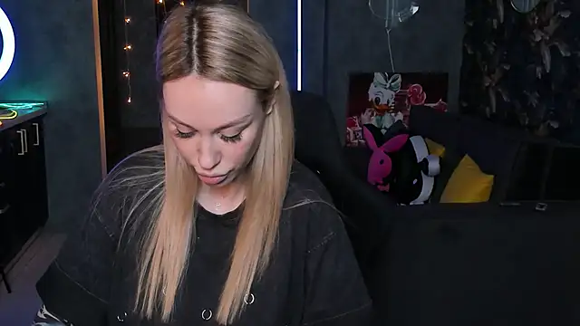 Snapshot of Blckmirrorr chatting on November 2025 12:42:02 PM Blckmirrorr online show from November 2025 12:42:02 PM