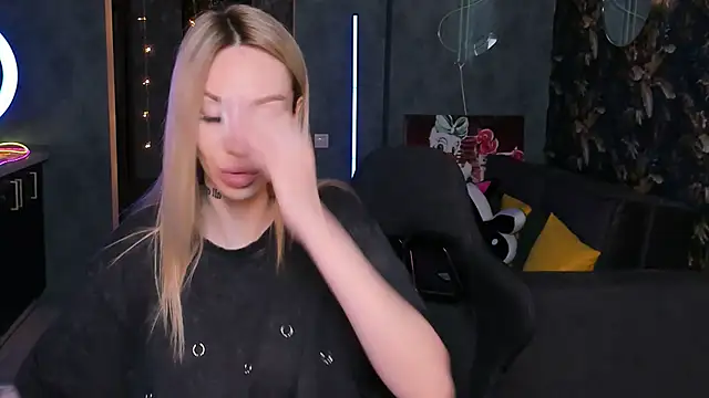 Snapshot of Blckmirrorr chatting on November 2025 12:05:02 PM Blckmirrorr online show from November 2025 12:05:02 PM