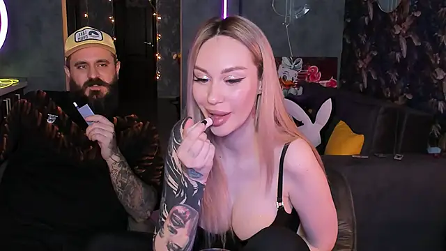 Snapshot of Blckmirrorr chatting on December 2025 01:05:02 PM Blckmirrorr online show from December 2025 01:05:02 PM