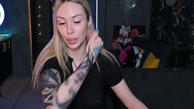 Snapshot of Blckmirrorr chatting on November 2025 10:42:02 AM Blckmirrorr online show from November 2025 10:42:02 AM