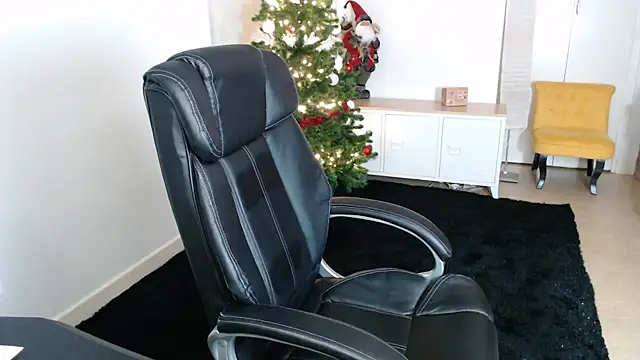 Crystal-dreamt online show from November 2025 09:35:01 AM