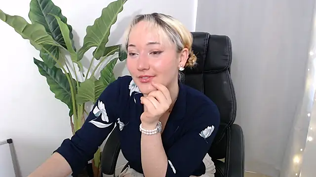 Crystal-dreamt online show from September 2025 10:36:01 AM