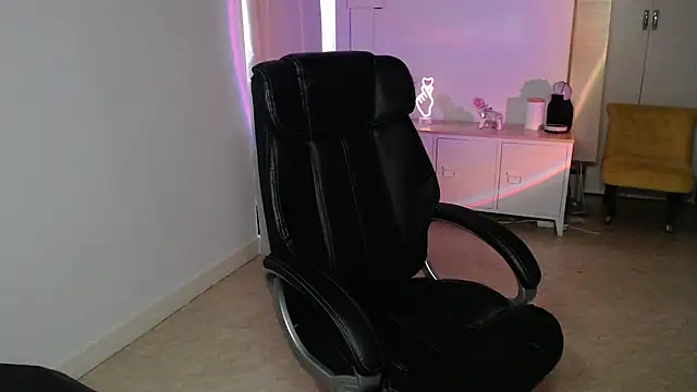 Crystal-dreamt online show from November 2025 01:25:02 PM