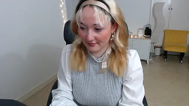 Crystal-dreamt online show from October 2025 12:31:02 PM