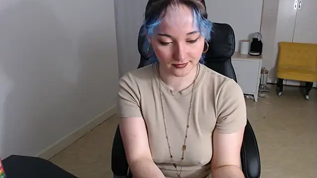 Crystal-dreamt online show from November 2025 10:30:01 AM