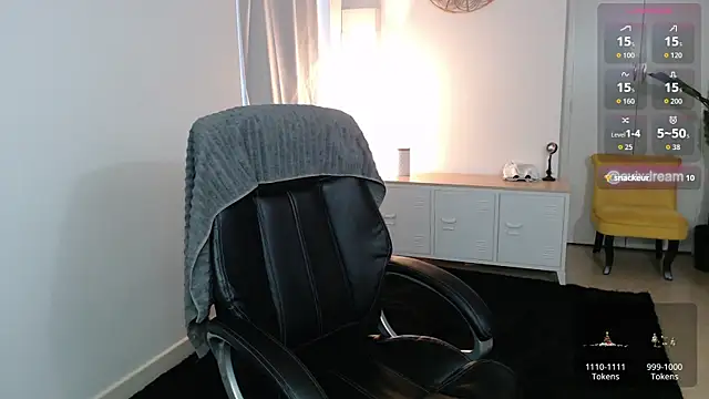 Crystal-dreamt online show from April 2026 08:48:01 AM