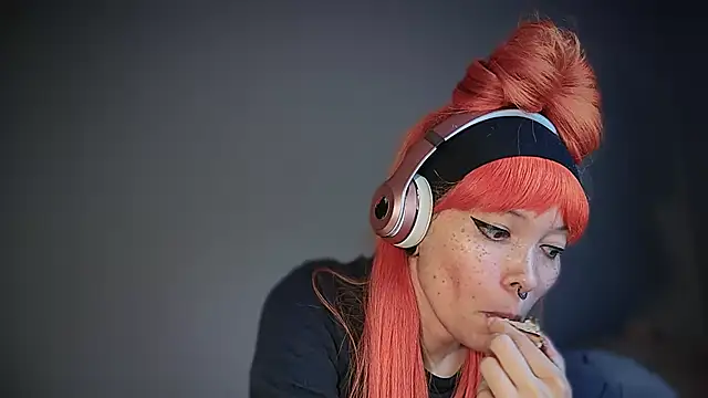 Snapshot of FRRANNKIE chatting on October 2025 06:38:02 PM FRRANNKIE online show from October 2025 06:38:02 PM